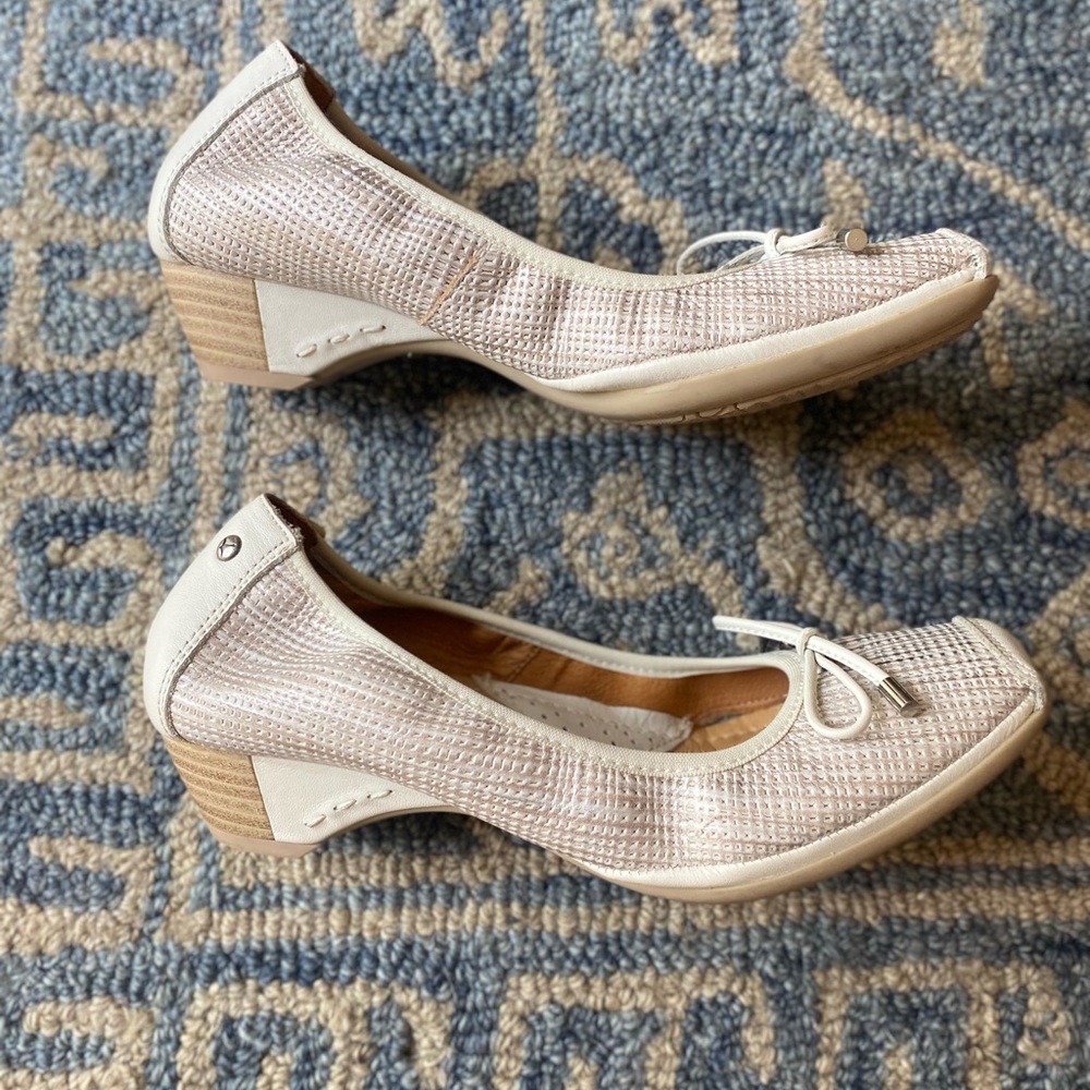 PIKOLINOS Women's White Textured Ballet Flats